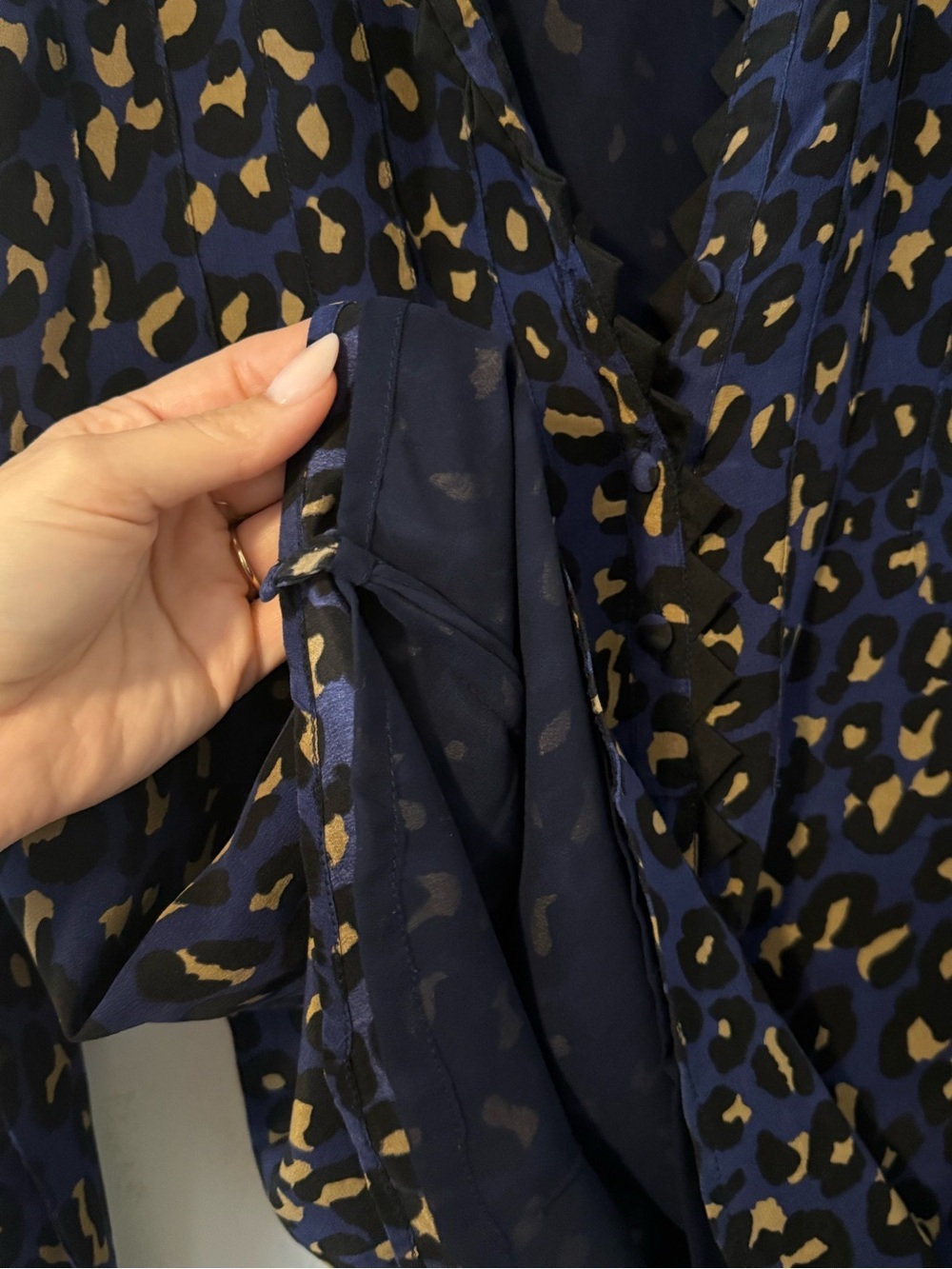 Rungolee Navy Blue Leopard Print V-Neck Blouse. size XS - Picture 6 of 6